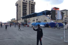 معتصمون يلعب كرة القدم قرب المطعم التركي وسط التحرير