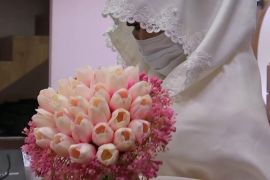عروسان فلسطينيان يتحديان فيروس كورونا ويتزوجان بالكمامات