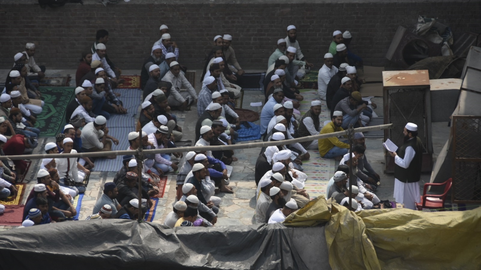 ‪مسلمون يقيمون صلاة الجمعة الماضية على سطح مسجد بنيودلهي حرقه الهندوس خلال أعمال العنف التي مارسوها ضد المسلمين بالعاصمة‬ (الأناضول)