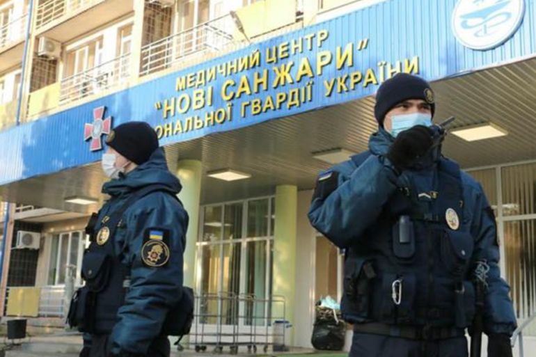صورة من مواقع التواصل لحراسة مركز سانجاري للحجر الصحي بأوكرانيا حيث يمكث العائدون من الصين