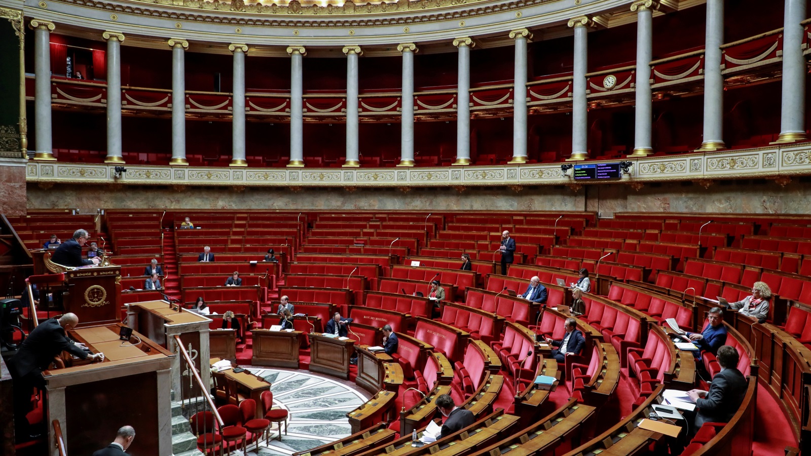 جلسة عقدها البرلمان الفرنسي أمس السبت حول كورونا لكن حجم الحضور تأثر بالفيروس (رويترز)