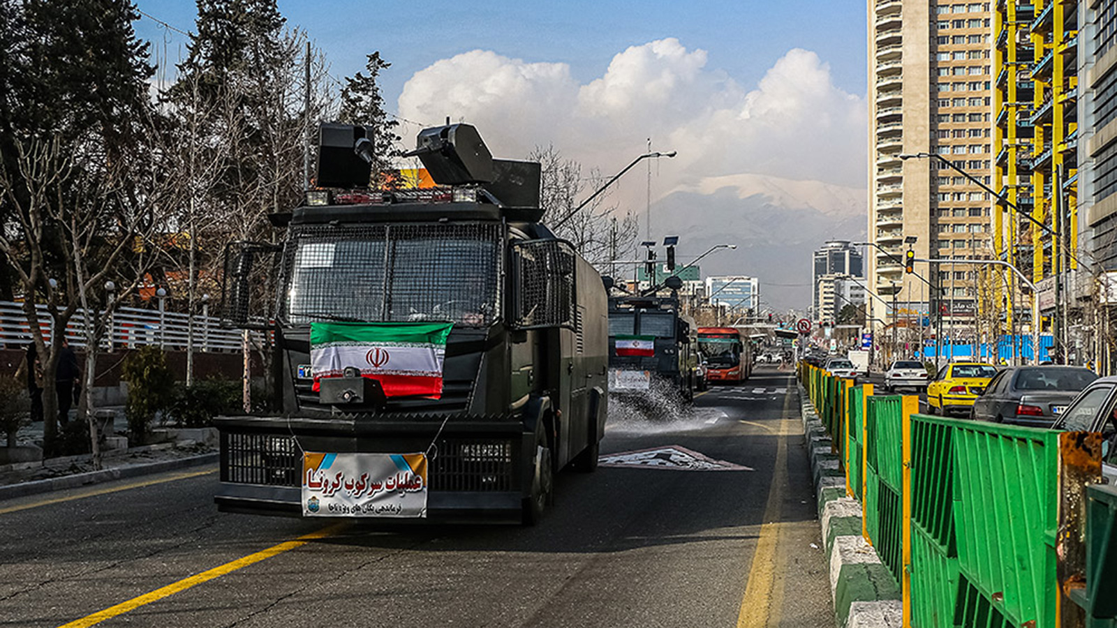 ‪إيران تسخر آليات مكافحة الشغب لتعقيم الشوارع‬ (الصحافة الإيرانية)