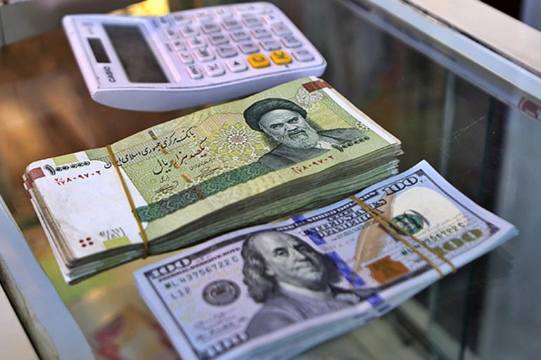 سعر الدولار الأميركي سجل ارتفاعا قياسيا خلال العام الإيراني الراهن
