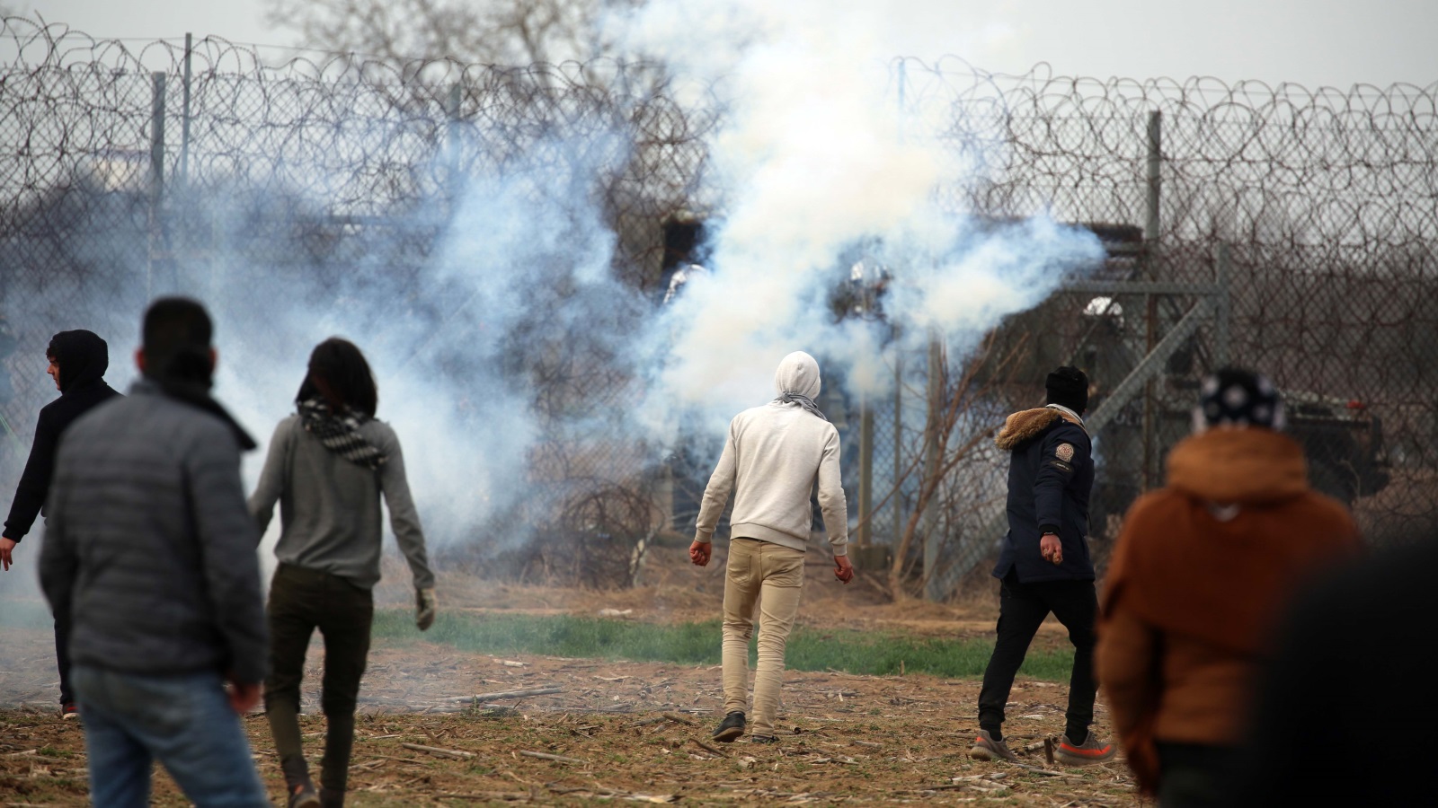 ‪الأمن اليوناني يطلق قنابل الغاز لتفريق اللاجئين والمهاجرين‬ (وكالة الأناضول)