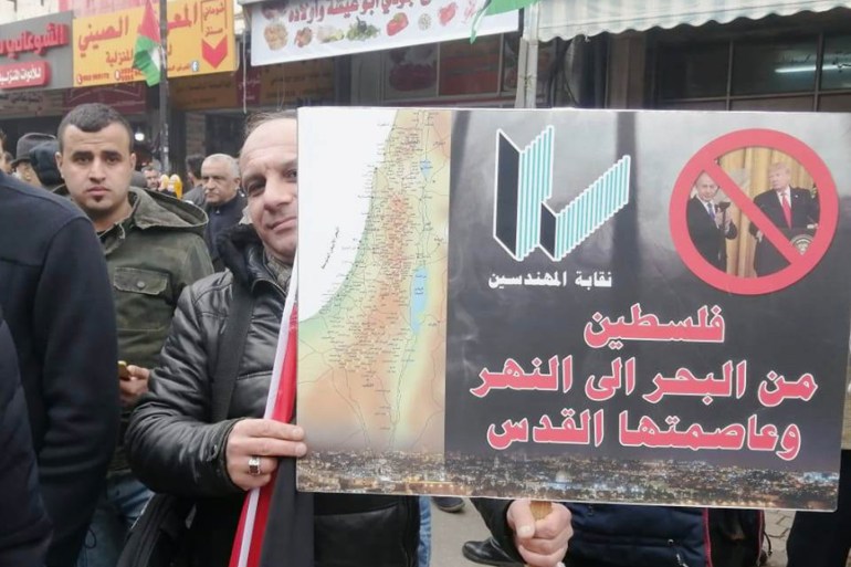 ميرفت صادق فلسطين رام الله شباط 2020 فلسطينيون يرفعون شعارات فلسطين من البحر إلى النهر في مسيرات ضد صفقة القرن برام الله copy.jpg