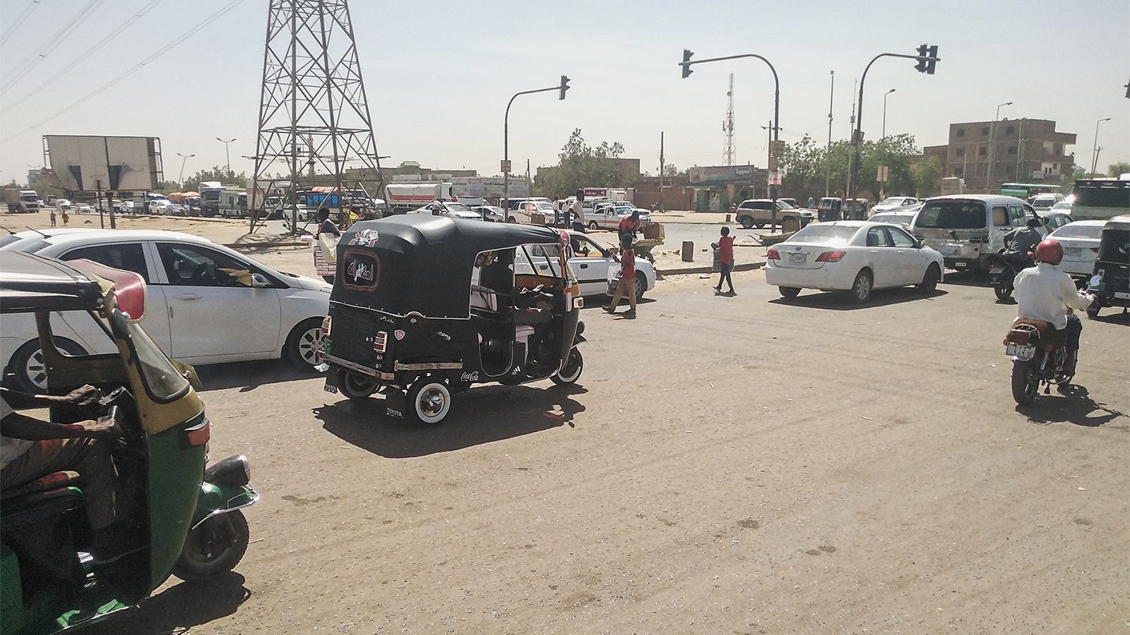 ‪الكمامات لدى الباعة المتجولين في شوارع الخرطوم‬  (الجزيرة)