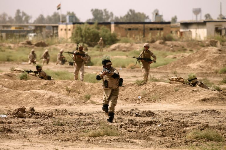 Iraqi Army's 53rd Brigade participate in a live ammunition training exercise with coalition forces trainers at Taji military base north of Baghdad, Iraq August 9, 2017. REUTERS/Thaier Al-Sudani