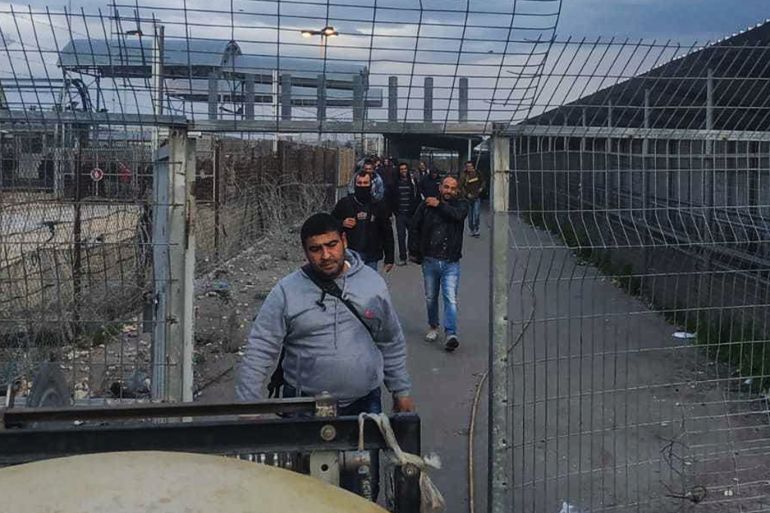 العمال الفلسطينيون يدخلون نقاط التفتيش والمعابر بطريقهم للعمل بإسرائيل.