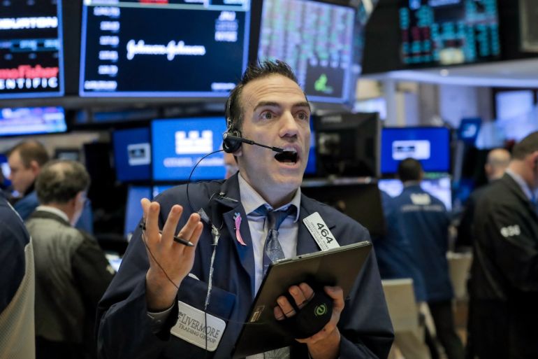 Traders work on the floor of the New York Stock Exchange (NYSE) in New York, U.S., March 20, 2020. REUTERS/Lucas Jackson