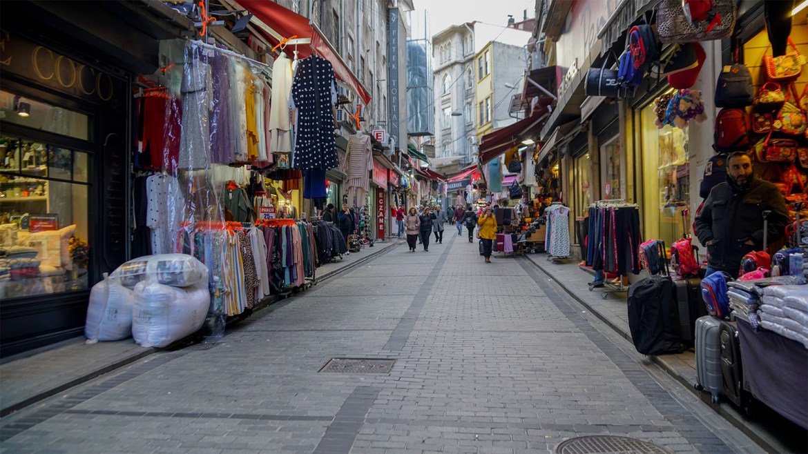 جانب من الأزقة القديمة في اسطنبول والتي غالبا ما تكون مزدحمة بالزوار