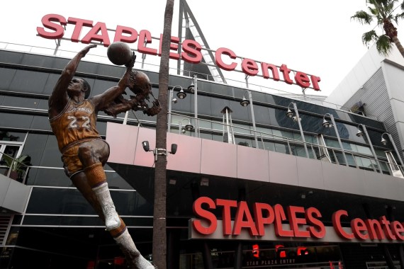 LOS ANGELES, CALIFORNIA - MARCH 12: Exterior of Staples Center after both the NHL and NBA postpone seasons due to corona virus concerns at Staples Center on March 12, 2020 in Los Angeles, California. Harry How/Getty Images/AFP== FOR NEWSPAPERS, INTERNET, TELCOS & TELEVISION USE ONLY ==