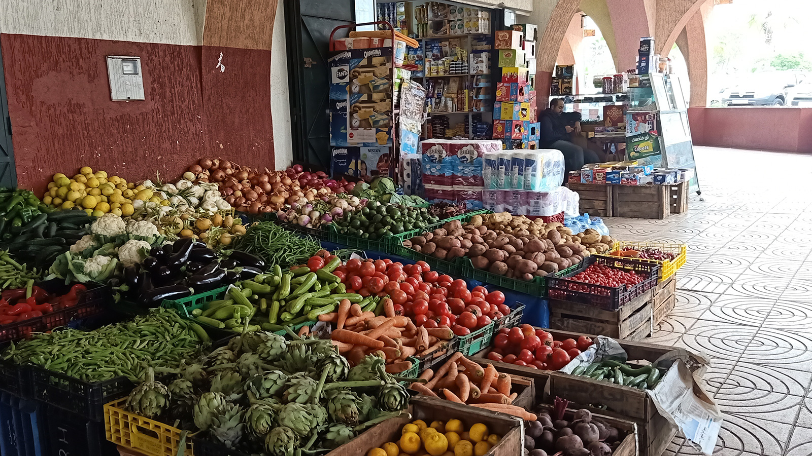 تزويد الأسواق بالمغرب بالخضر والفواكه مستمر رغم  حالة الطوارئ (الجزيرة)