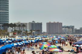 People crowd the beach, while other jurisdictions had already closed theirs in efforts to combat the spread of novel coronavirus disease (COVID-19) in Clearwater, Florida, U.S. March 17, 2020. REUTERS/Steve Nesius
