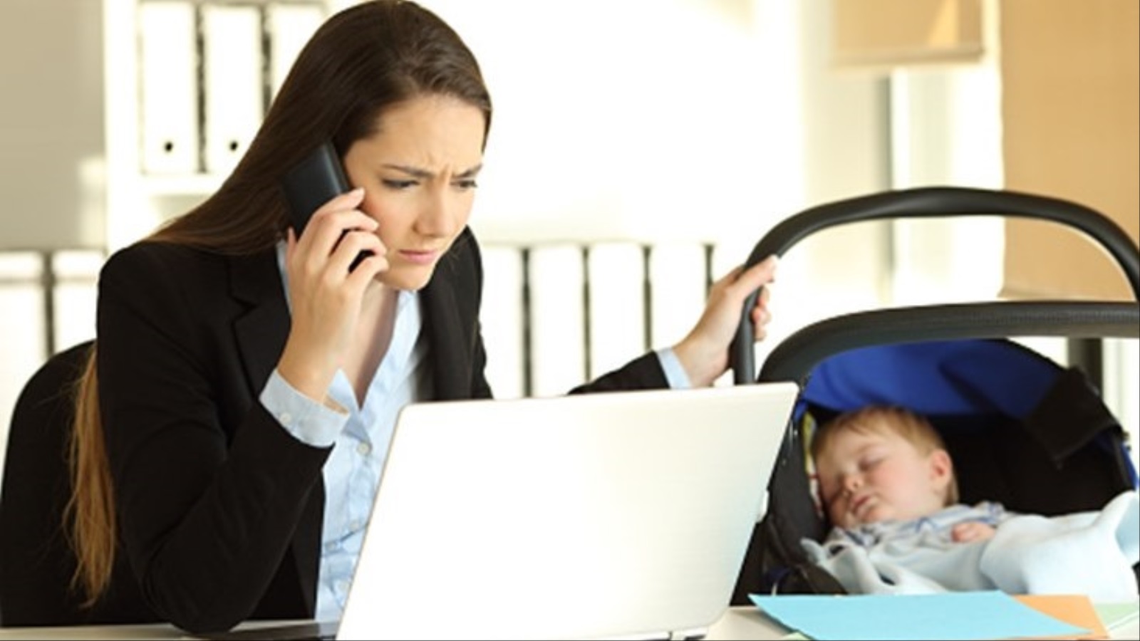 ‪مع القليل من الاستقلالية في العمل تشعر الأمهات بتراجع احترام الذات‬ (مواقع التواصل)