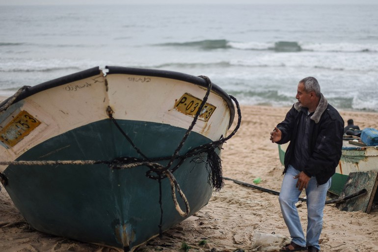 النجار على شاطئ البحر يتفقد المراكب - عبد الرؤوف زقوت /أسلوب حياة/- آخر صانع قوارب في غزة يجاهد للحفاظ على إرثه