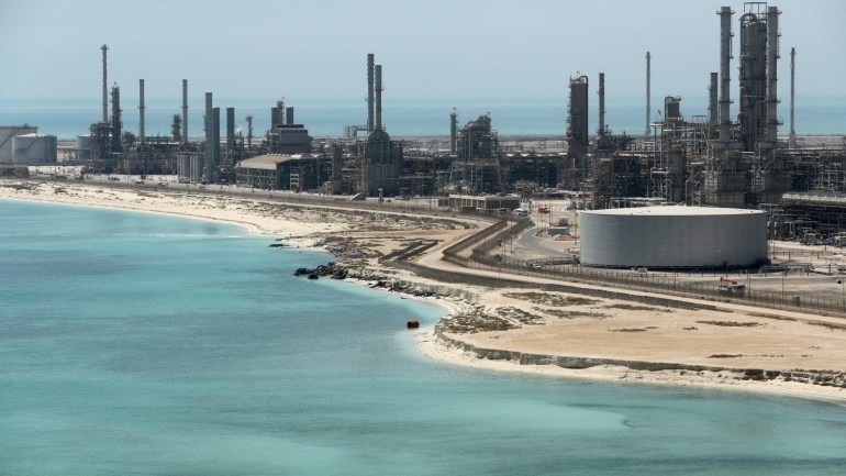 General view of Saudi Aramco's Ras Tanura oil refinery and oil terminal in Saudi Arabia May 21, 2018. Picture taken May 21, 2018. REUTERS/Ahmed Jadallah