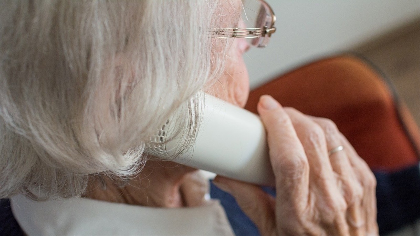 ‪لا تقلل من قيمة المكالمة الهاتفية البسيطة لتقديم الدعم الاجتماعي المطلوب لكبار السن‬ (بيكساباي)