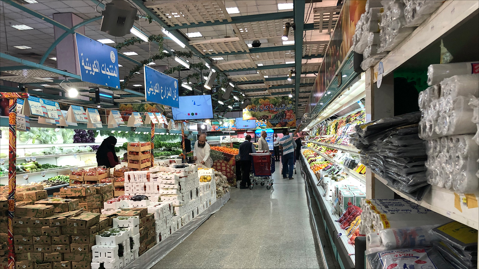 ‪مواد غذائية واستهلاكية في أحد مراكز التسوق الكويتية‬ (الجزيرة)
