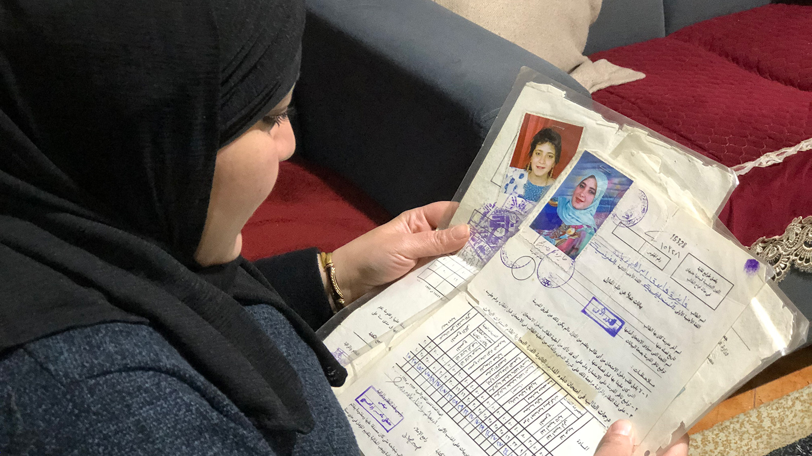 ‪تمتلك فايزة كافة الأوراق الثبوتية بأنها ولدت وعاشت في مصر لكن الاحتلال يصر على أنها عاشت وسكنت في غزة‬ (الجزيرة)
