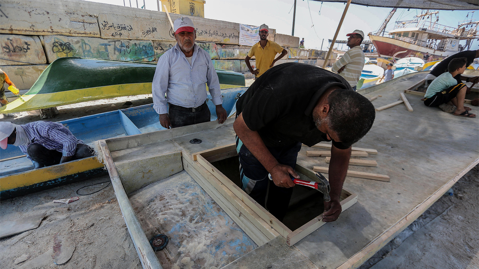 ‪يشكو آخر صانع قوارب في القطاع من عدم دعم المؤسسات المعنية لحرفته‬ (الجزيرة)