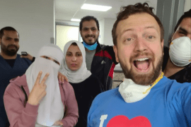 الصحفي الأميركي مات سويدر مع فريق الأطباء والتمريض بعد تجربة الشفاء من كورونا في مصر (مواقع التواصل)