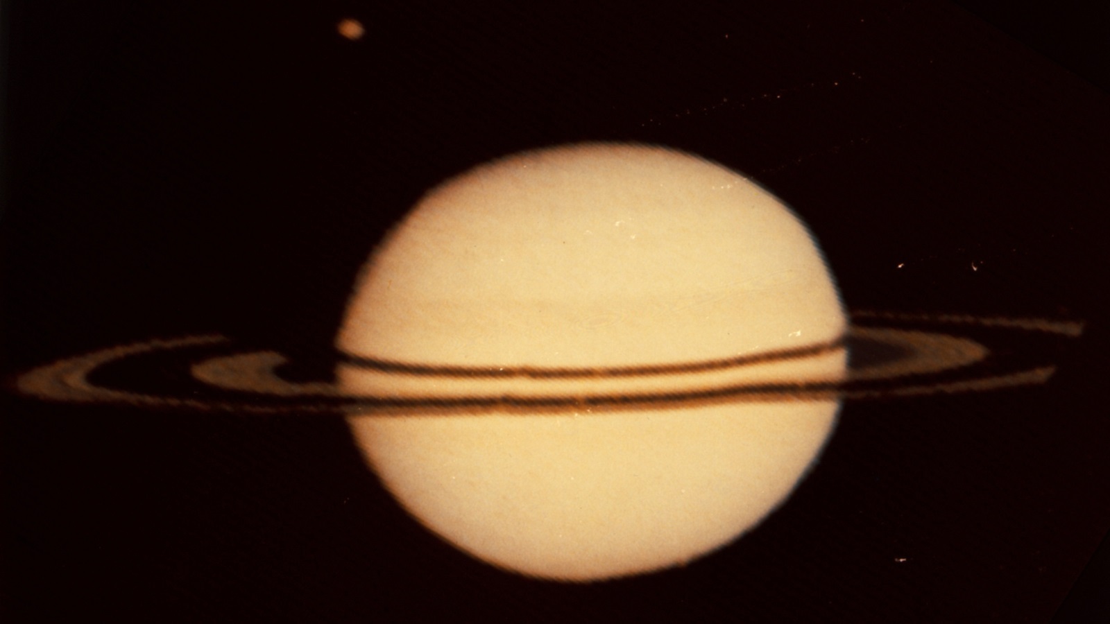 ‪دراسة أصول كوكب زحل وقمره تيتان ما زالت بحثا عالقا‬ (ويكيميديا كومونز)