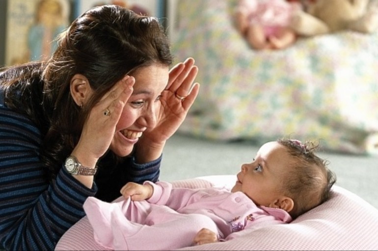 دماغ الأم و الرضيع "على موجة واحدة" أثناء اللعب.. كيف يقرأ طفلك أفكارك؟