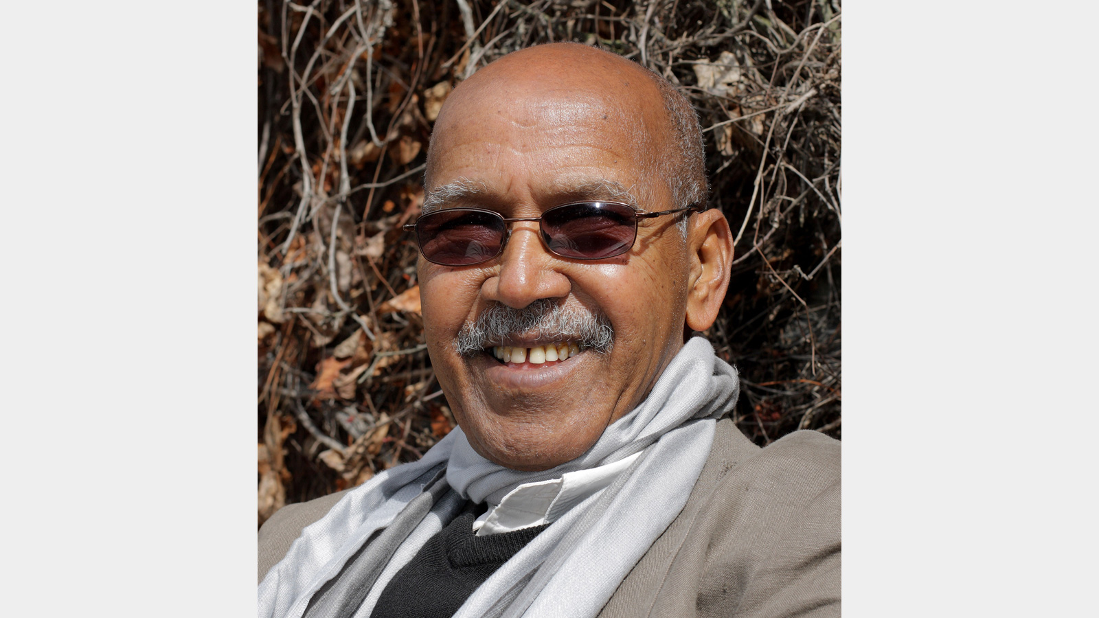 ‪‬ الكاتب الصومالي نور الدين فرح يحكي قصة مؤلمة في بلاده التي مزقتها الحربيحكي (الجزيرة)