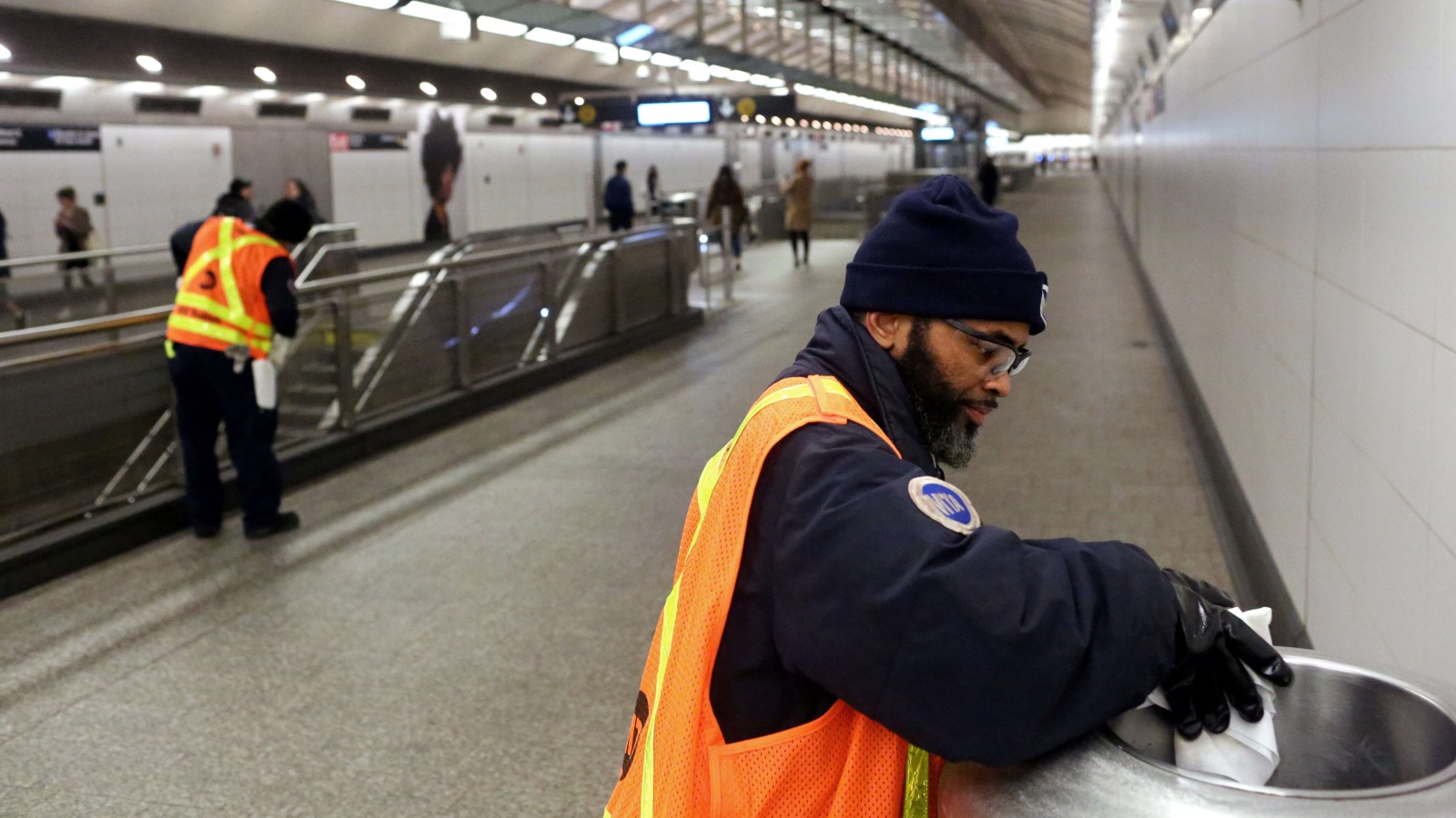 ‪أحد العمال داخل محطة للقطار في مدينة نيويورك لتفادي انتقال العدوى بفيروس كورونا‬ (الفرنسية)