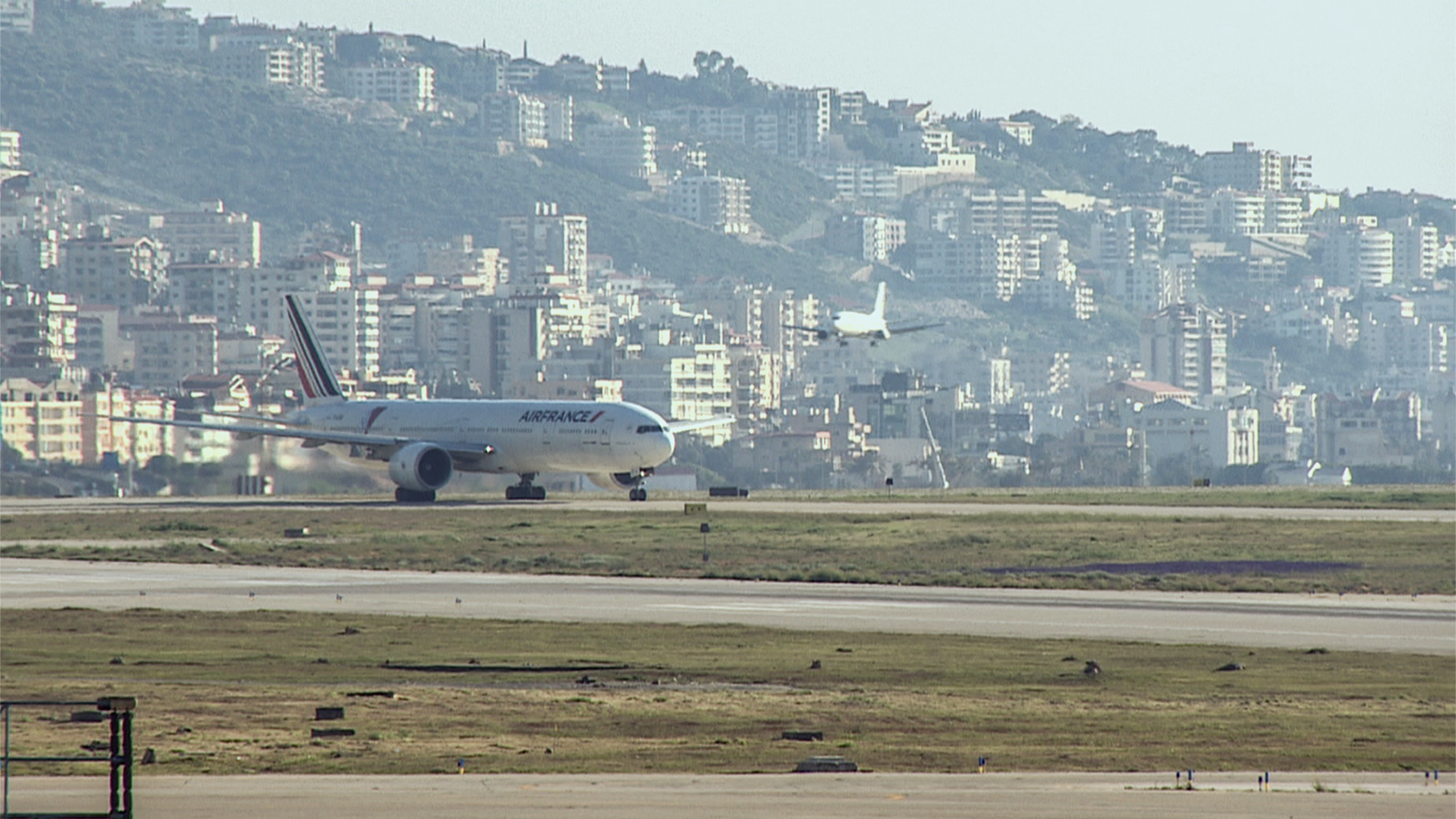 ‪عدد رحلات الطيران انخفض بشكل كبير في مطار بيروت أخيرا بعد انتشار فيروس كورونا‬ (الجزيرة)