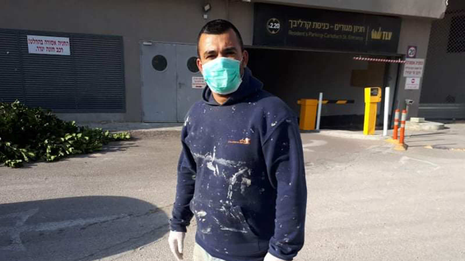 العامل الفلسطيني إبراهيم هلال من مكان عمله داخل الخط الأخضر الذي سيمكث فيه شهرين بسبب قرارات تتعلق بمواجهة فيروس كورونا (الجزيرة)