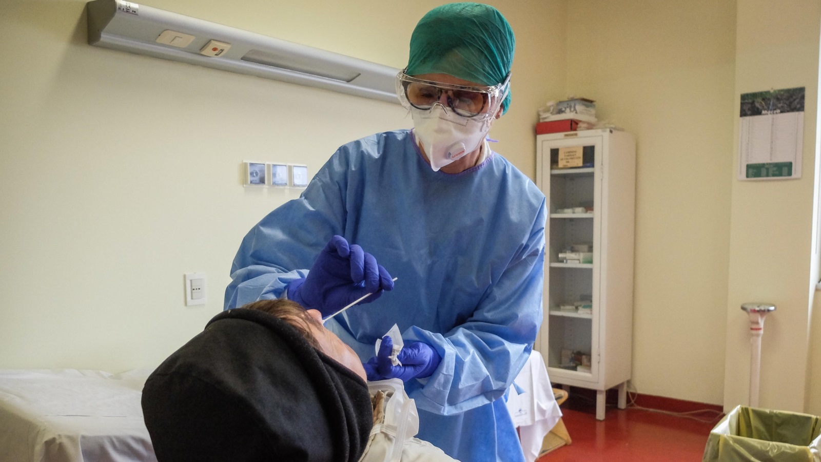 ‪طبيب يفحص شخصا في مستشفى بمدينة كريمونا شمال إيطاليا حيث يتفشى فيروس كورونا‬ (الأوروبية)