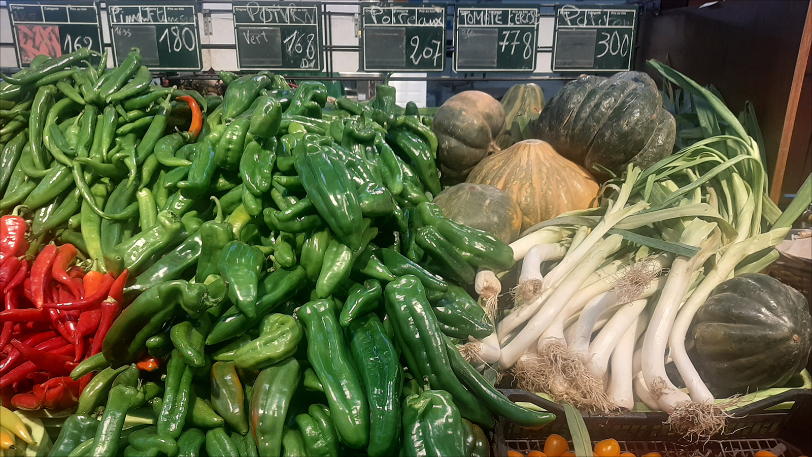 ‪ارتفاع الأسعار مسّ كل الخضروات في زمن انتشار فيروس كورونا‬ (الجزيرة)