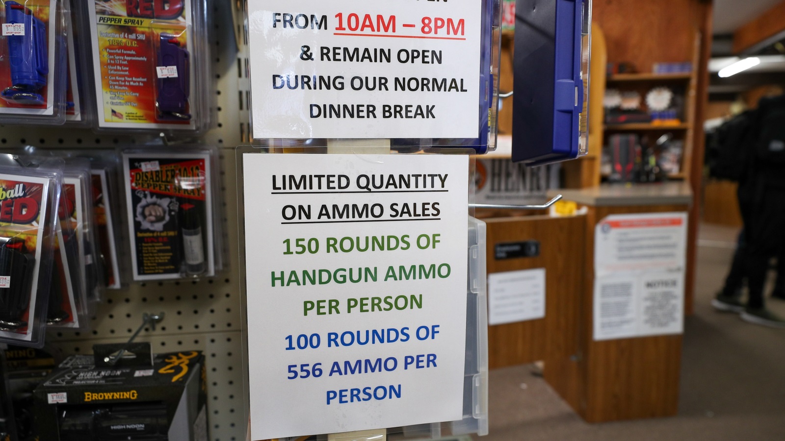 ‪محل لبيع الأسلحة يشير إلى  أن لديه كميات محدودة منها‬ محل لبيع الأسلحة يشير إلى  أن لديه كميات محدودة منها (الأناضول)