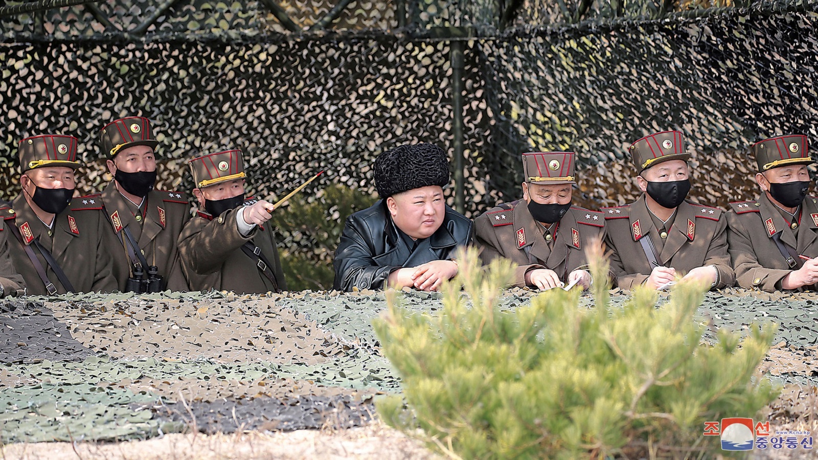 ‪كيم جونغ أون يراقب تدريبات وحدات المدفعية لفيلق الجيش الشعبي الكوري (غيتي‬ كيم جونغ أون يراقب تدريبات وحدات المدفعية لفيلق الجيش الشعبي الكوري (غيتي)