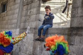 فريق شبابي يبهج الأطفال في ظل الحجر المنزلي / فلسطين/ قطاع غزة/ خانيونس)