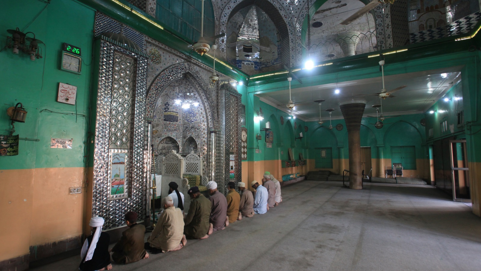 ‪علماء باكستان احتجوا على قرار سابق يقصر الجماعة المسموح بها في المسجد على خمسة مصلين فقط‬  (رويترز)
