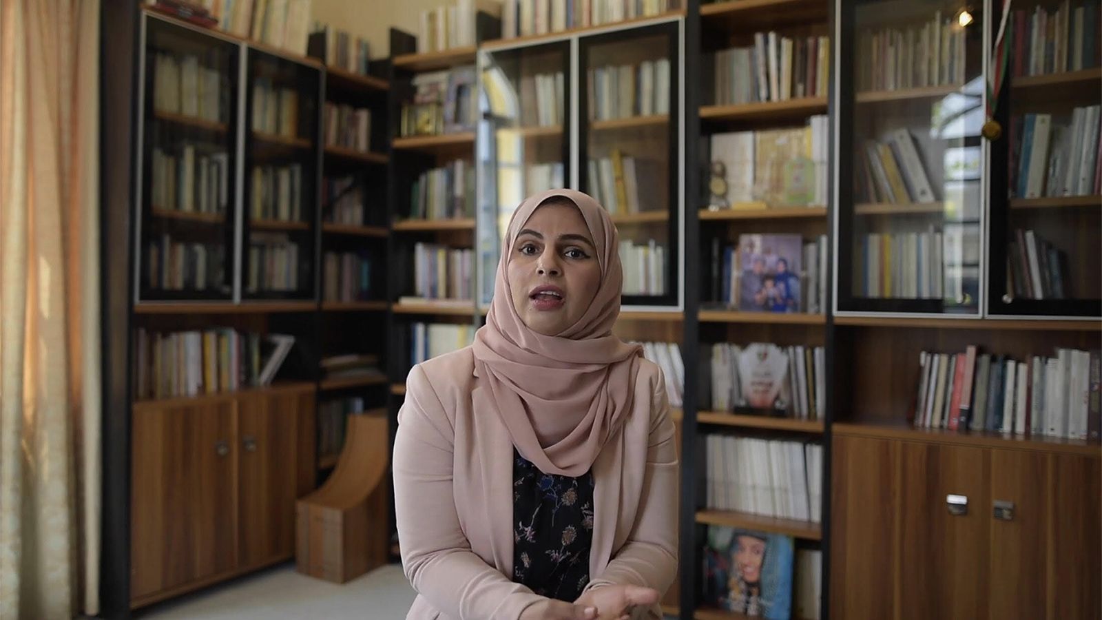 الكاتبة هدى حمد تعتبر أن زمن الجائحة يفتح فرص جديدة للانتعاش الثقافي رغم تغير طبيعة الحياة (الجزيرة)