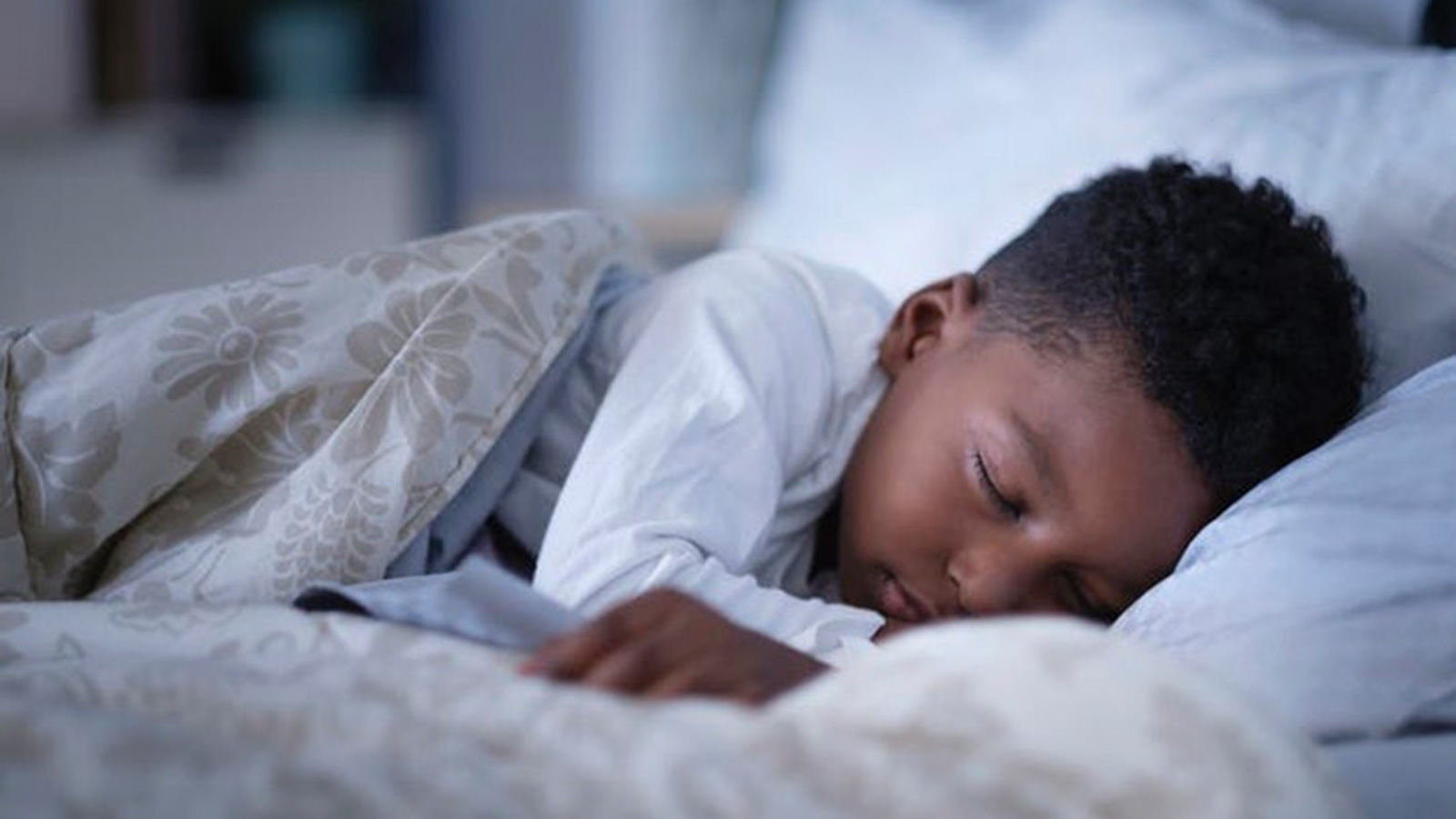 النوم هو أحد أهم العوامل في الحفاظ على إيقاع يومي صحي (غيتي)