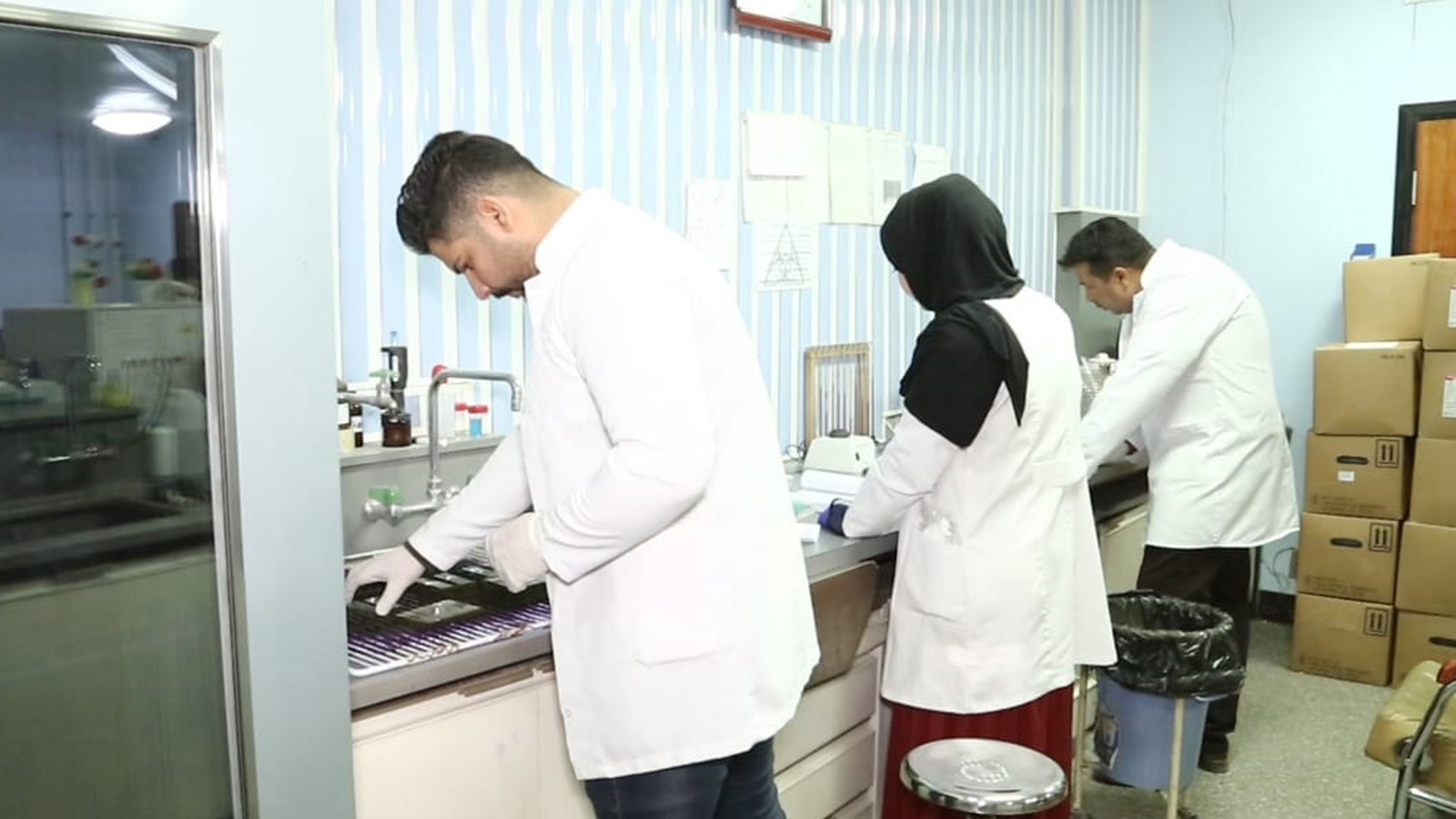 مختبر علمي يقوم بفحص عينات دم للتأكد من الإصابات بكورونا (الجزيرة)