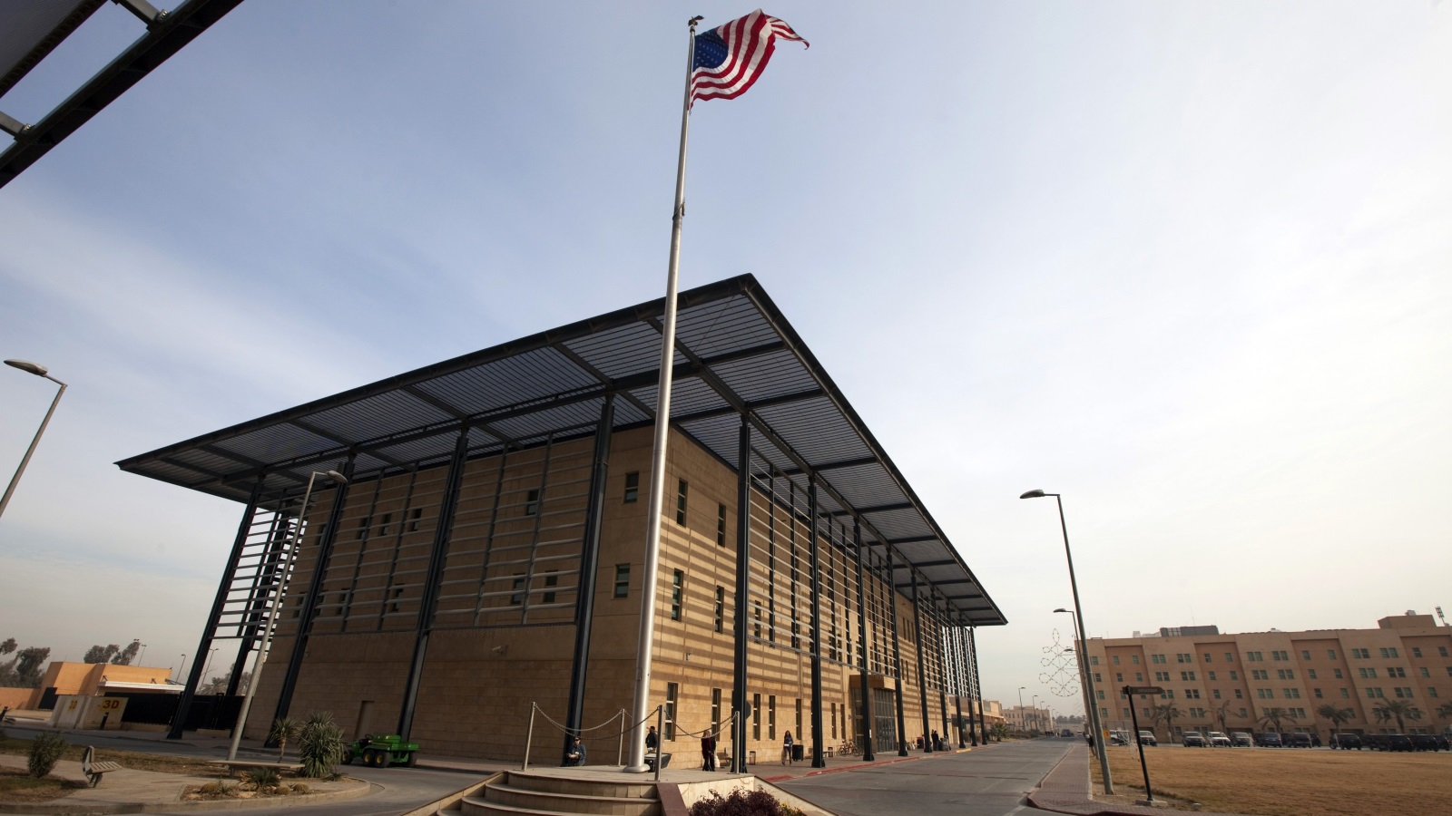 ‪السفارة الأميركية في بغداد كانت هدفا للعديد من الهجمات الصاروخية خلال الأشهر الأخيرة‬ (رويترز)