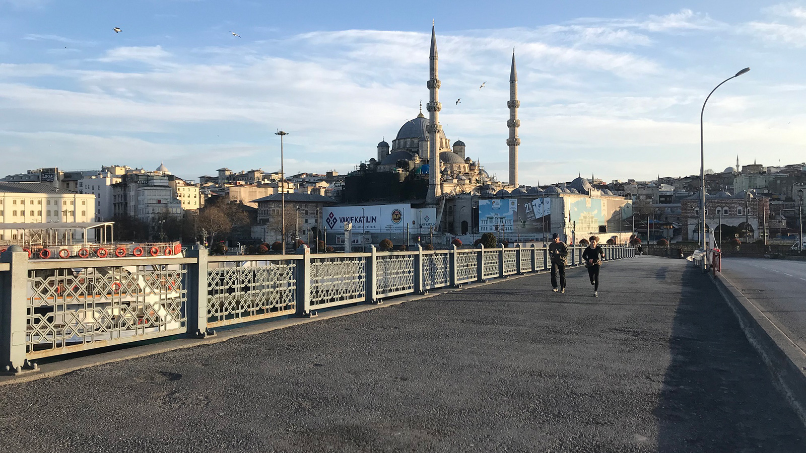 ‪‬ وسط إسطنبول أصبح خاليا من المتنزهين ومن صيادي الأسماك رغم عدم فرض منع التجول(الجزيرة)