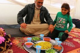 شاهد.. هكذا تقضي عائلة نازحة من إدلب يومها الأول من رمضان
