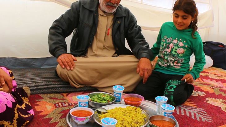 شاهد.. هكذا تقضي عائلة نازحة من إدلب يومها الأول من رمضان