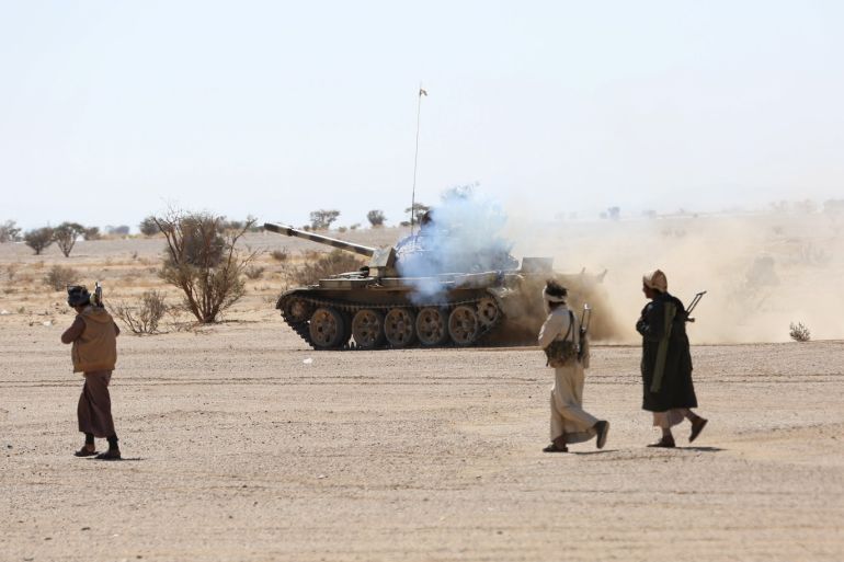 Tribal fighters loyal to Yemen's government accompany a tank operated by Yemen's army during fighting against Houthi rebels in an area between Yemen's northern provoices of al-Jawf and Marib December 5, 2015. REUTERS/Ali Owidha