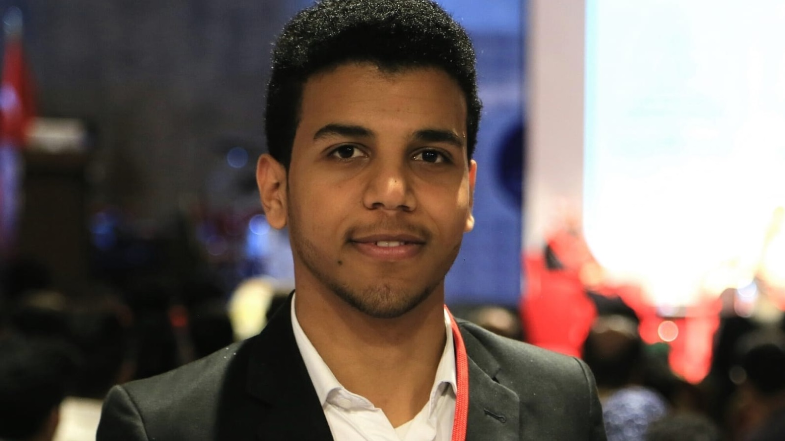 ‪طالب الإعلام اليمني نجم الدين العذيبي أحد المشاركين في مبادرة 