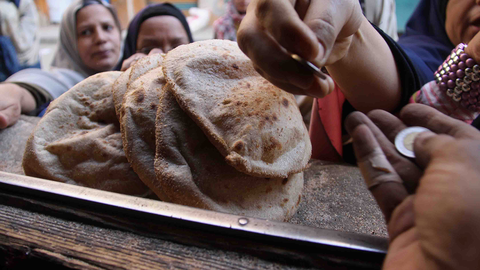 ‪الخبز من السلع الأساسية في مصر ويعتمد عليه الفقراء في طعامهم‬ (الجزيرة)