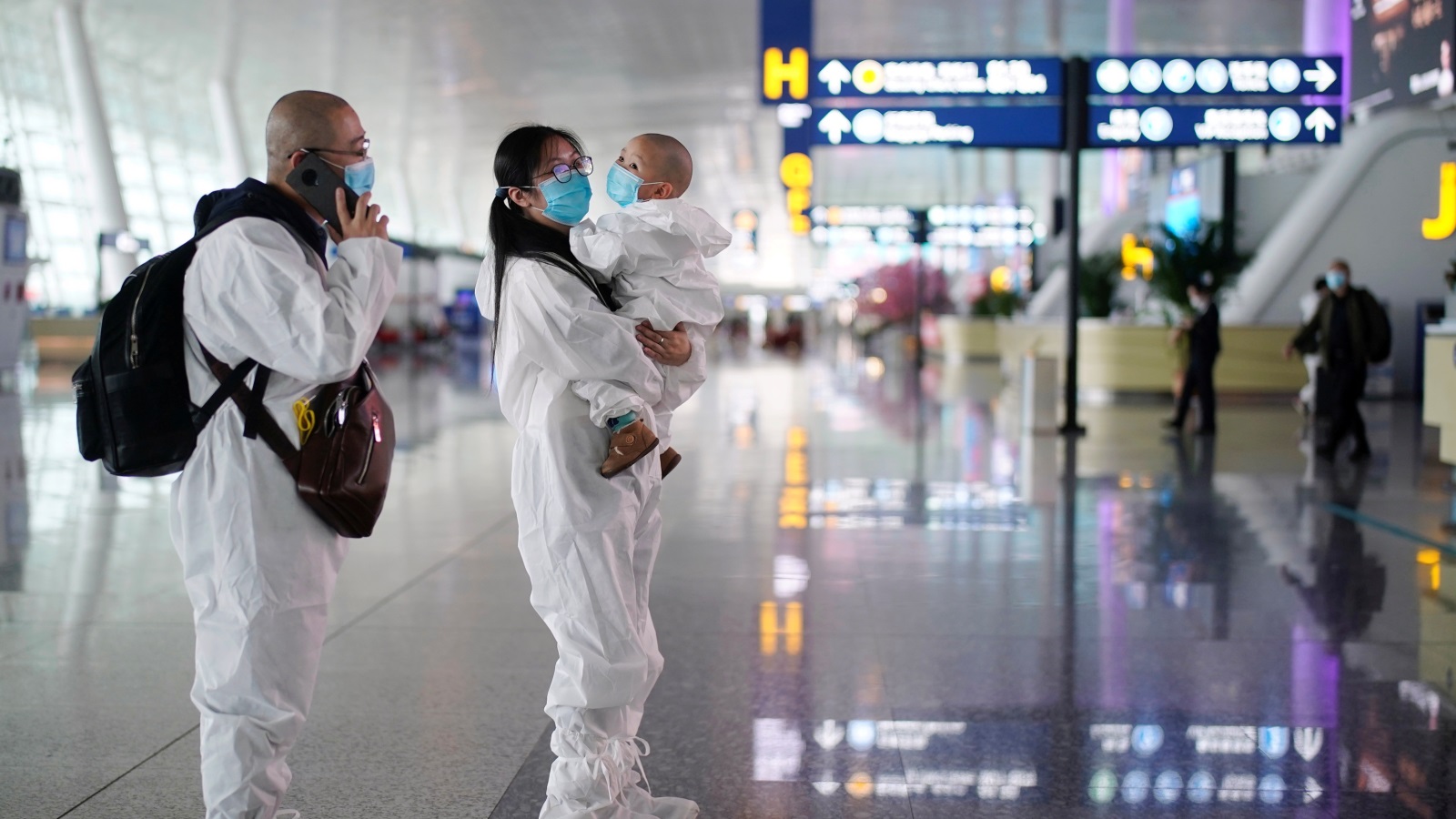 ‪مسافرون في مطار ووهان بعد رفع القيود عن المدينة‬ (رويترز)