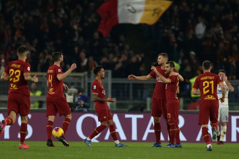 ROME, ITALY - FEBRUARY 23: Edin Dzeko with his teammates of AS Roma celebrates after scoring the team's fourth goal during the Serie A match between AS Roma and US Lecce at Stadio Olimpico on February 23, 2020 in Rome, Italy. (Photo by Paolo Bruno/Getty Images)