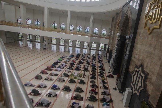 Indonesian Muslims pray at a mosque after official discouragement of big religious meetings during the outbreak of coronavirus disease (COVID-19), in Palangkaraya, Central Kalimantan Province, Indonesia, March 27, 2020 in this photo taken by Antara Foto. Antara Foto/Makna Zaeza/ via REUTERS ATTENTION EDITORS - THIS IMAGE WAS PROVIDED BY A THIRD PARTY. MANDATORY CREDIT. INDONESIA OUT.